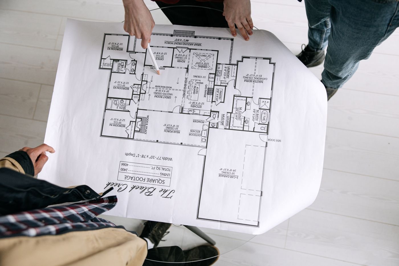 Deux professionnels relisant ensemble un plan de bâtiment